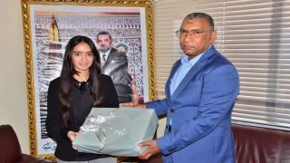 عامل إقليم سيدي إفني يستقبل ويكرم المتفوقة جهوياً أسماء المزدوغي الحاصلة على أعلى معدل في الباكالوريا بجهة كلميم وادنون