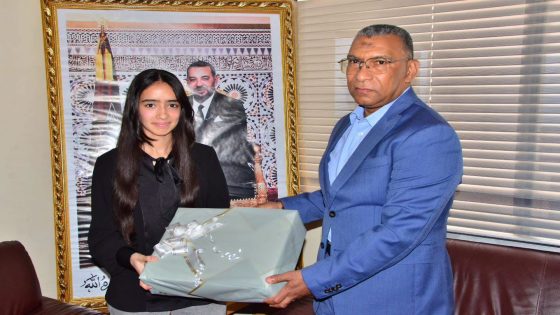 عامل إقليم سيدي إفني يستقبل ويكرم المتفوقة جهوياً أسماء المزدوغي الحاصلة على أعلى معدل في الباكالوريا بجهة كلميم وادنون
